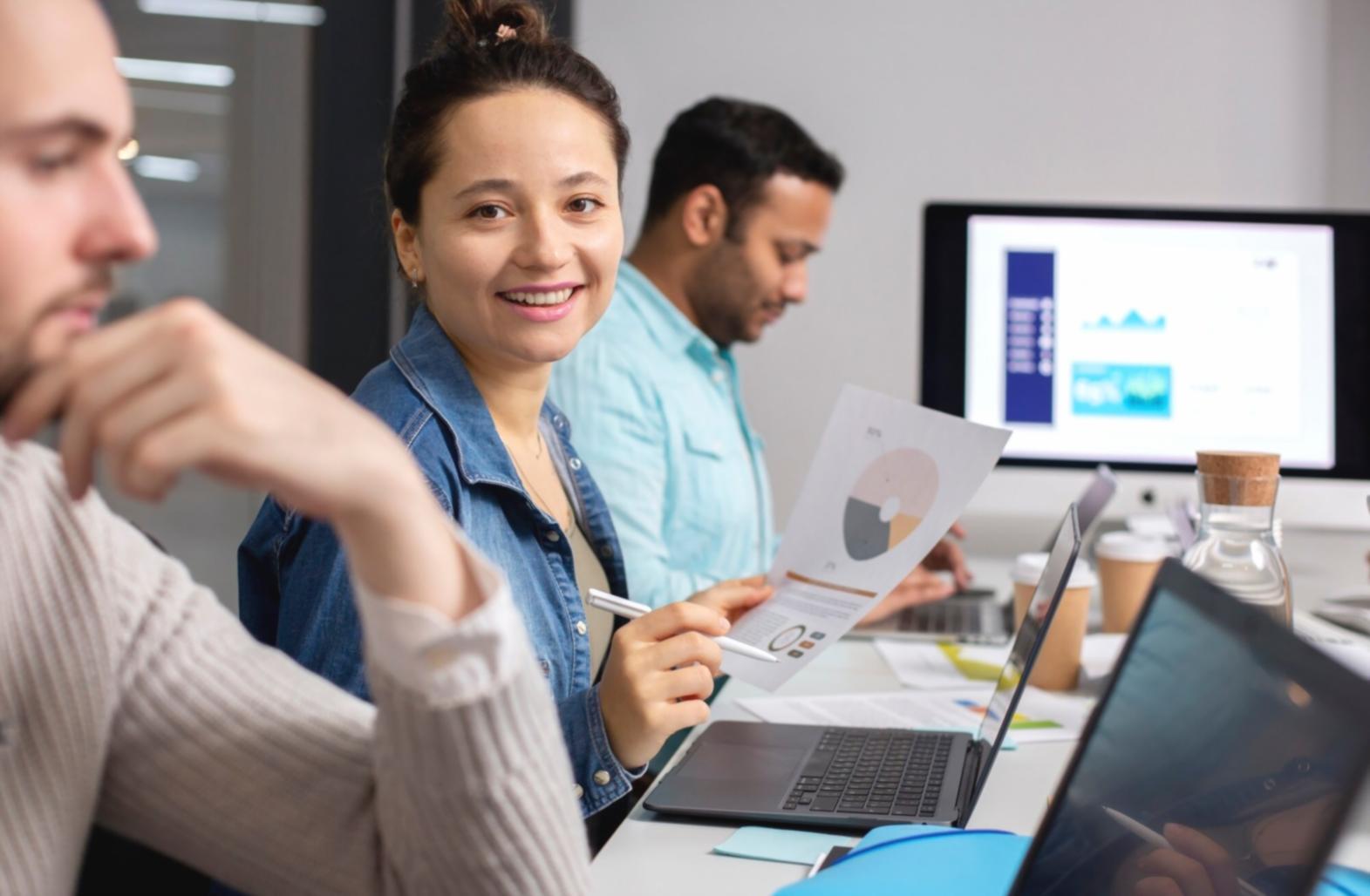 市場分析システムを活用する企業のオフィス風景